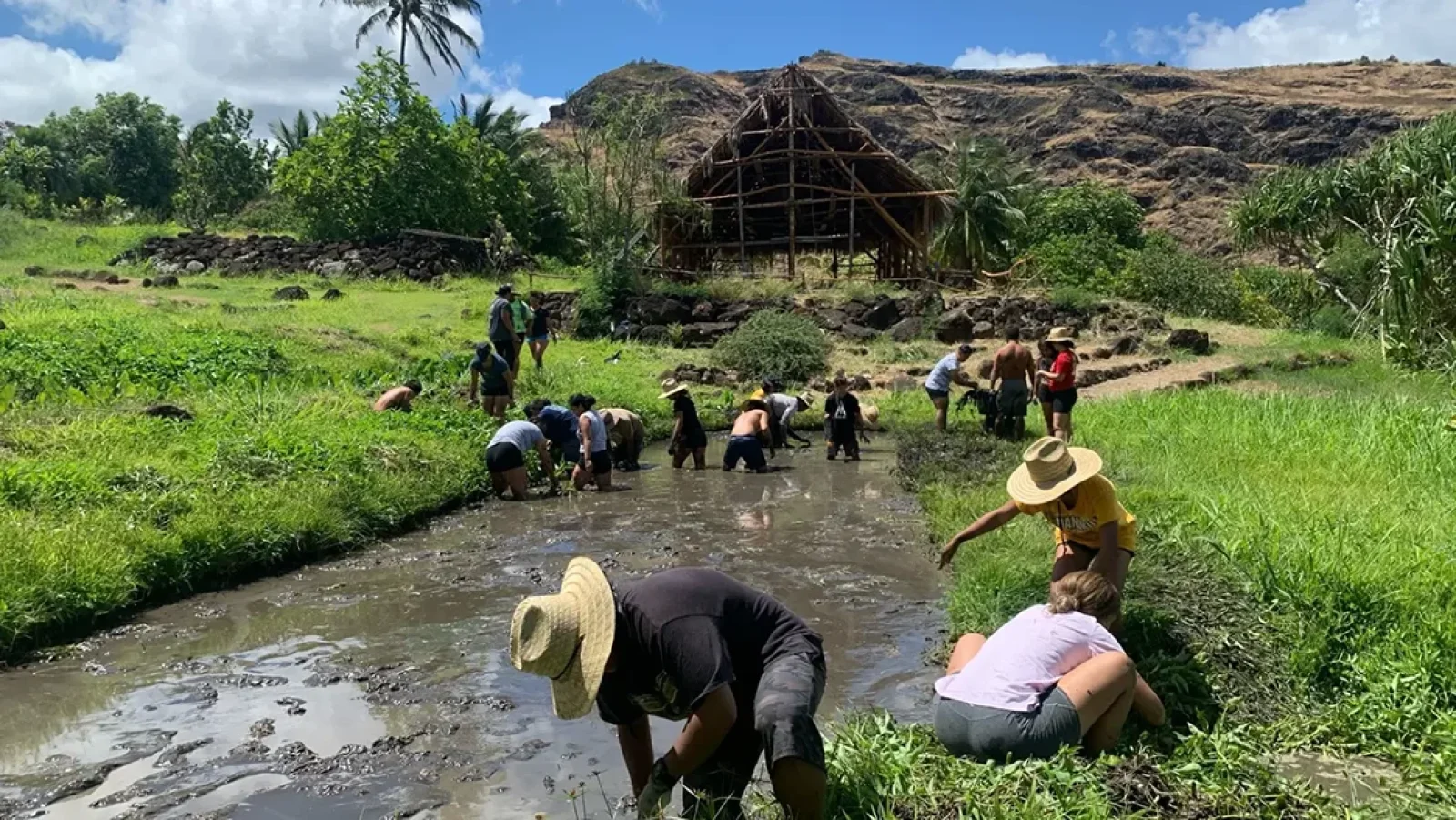 Community members supported by the Hoomahua Foundation
